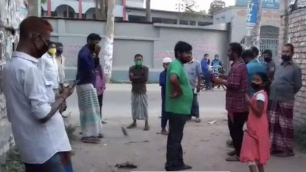 গ্রামের অধিকাংশ মানুষ বাড়ির বাইরে বের হবার নির্দেশনা মানছেন না ।