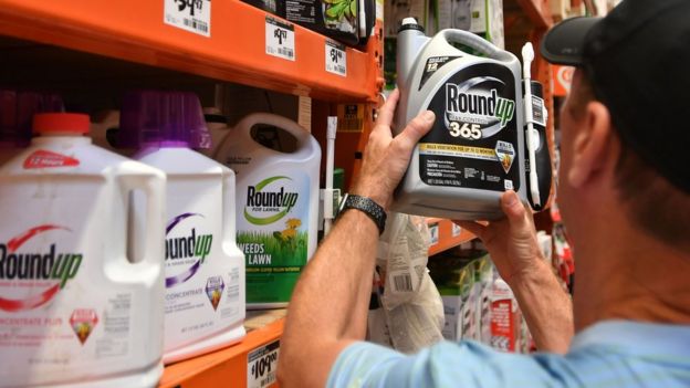 Botes del herbicida Roundup en estanterías de un supermercado