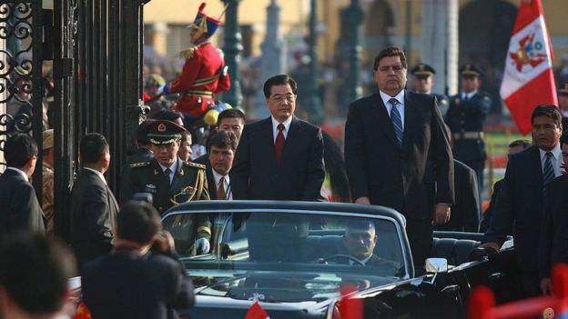 Presidente chino en 2008, Hu Jintao llega sobre un auto descapotado al palacio de gobierno peruano al lado del presidente peruano Alan García.