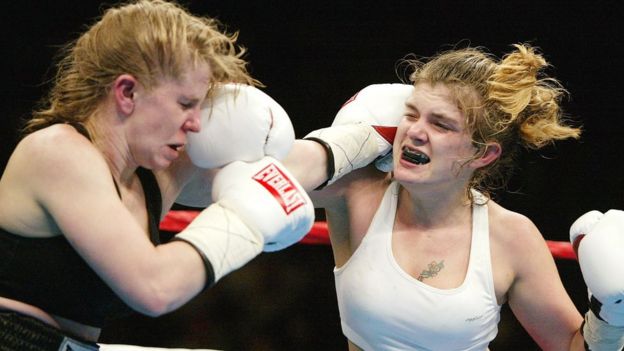 Tonya Harding e Samantha Browning em luta de boxe