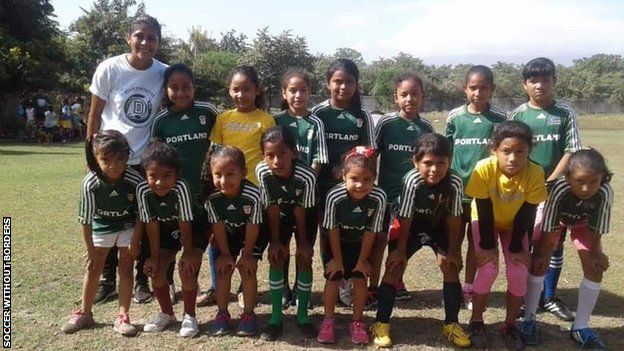 Francisca es la entrenadora de uno de los equipos femeninos.