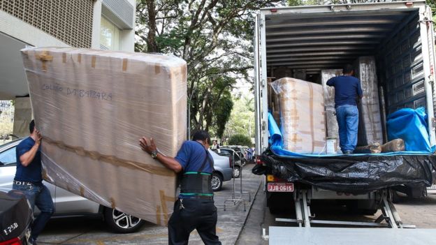 Pertences de Eduardo Cunha sendo retirados de apartamento funcional em 2016