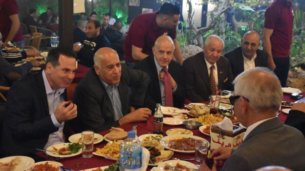 Jawdat Ibrahim comiendo con líderes palestinos en un restaurante en Ramala, Cisjordania.