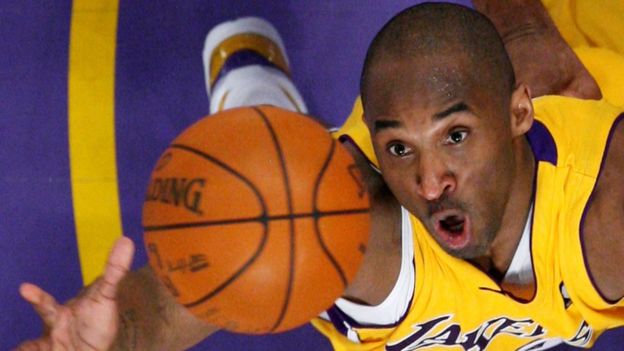 Kobe Bryant en un partido de baloncesto en 2009