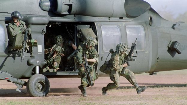 Soldados estadounidenses desembarcan de un helicóptero durante la invasión a Panamá, en 1989