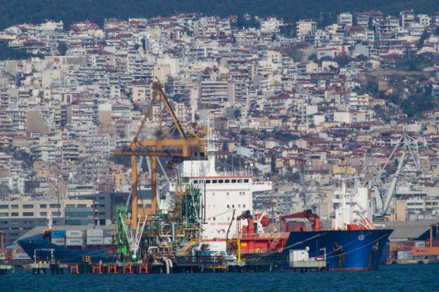 Un barco atracado en un puerto