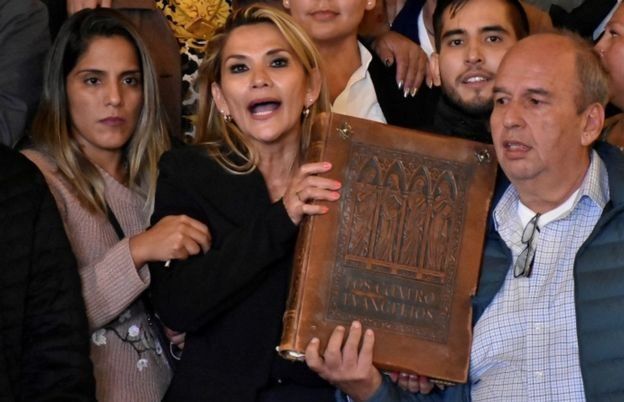 A senadora Jeanine Áñez exibe Bíblia ao entrar no Palácio Quemado