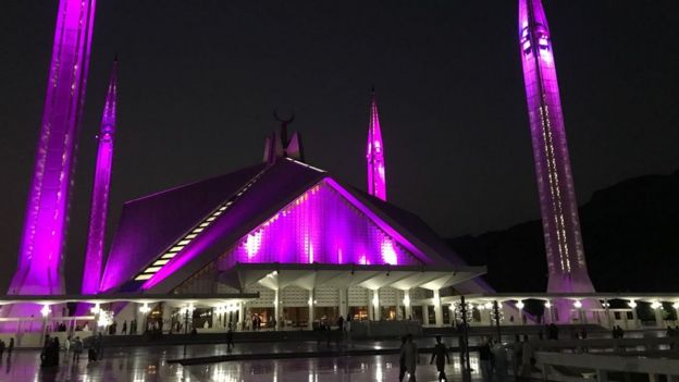 پیر کی شام اسلام آباد میں فیصل مسجد کا منظر
