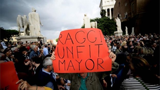 Protesto em Roma com placa que diz 'Ragi, prefeita incompetente'