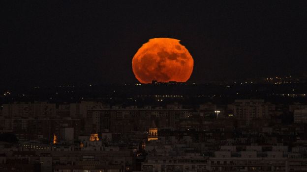 Luna llena rojiza en España.