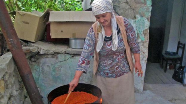 Mulher prepara prato típico em Skopje