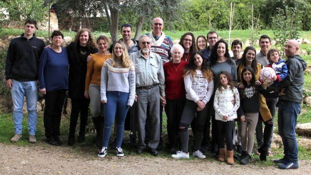 Mirjam (de casaco vermelho) com a família, que ela quer levar para a cidade alemã de Tröbitz, onde ela foi libertada
