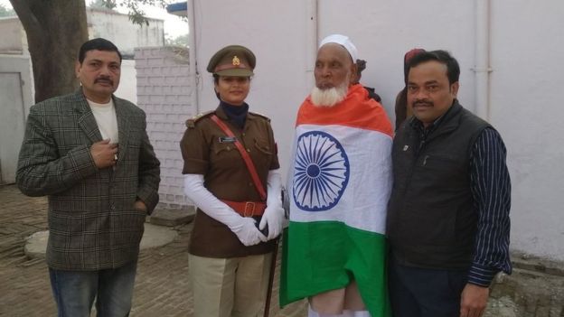 ভারতের রাষ্ট্রীয় সন্মাননা 'পদ্মশ্রী' পাওয়ার পর মোহাম্মদ শরিফকে অভিনন্দন জানাচ্ছেন জেলার সরকারি কর্মকর্তারা।