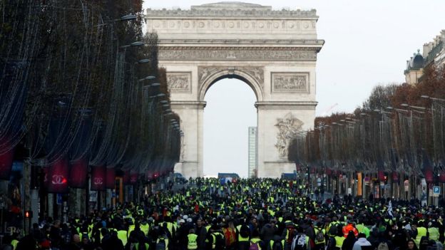 Manifestantes se reúnem na avenida Champs-Elysées no sábado dia 8 de dezembro