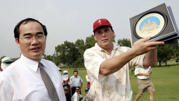 Ông Nguyễn Thiện Nhân và nhà vô địch golf Cary Shuman hồi 2004 tại sân golf Thủ Đức