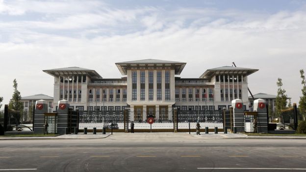 Cumhurbaşkanlığı Sarayı, Erdoğan'ın başbakanlığı döneminde başbakanlık binası olarak inşa edilmeye başlanmış, Erdoğan'ın Cumhurbaşkanı olmasının ardından Cumhurbaşkanlığı'na devredilmiş, iktidar tarafından önce Ak Saray olarak açıklanan adı tepkilerin ardından Cumhurbaşkanlığı Külliyesi şeklinde değiştirilmişti