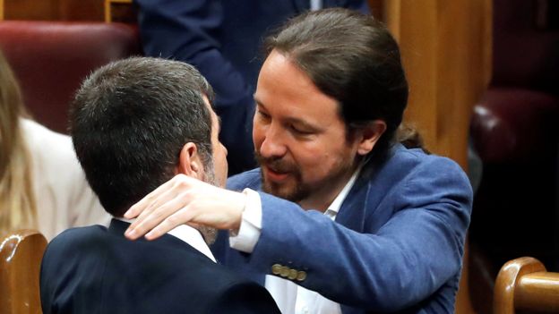 Podemos leader Pablo Iglesias (R) embraces Jordi Sànchez