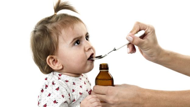 Niña tomando un medicamento