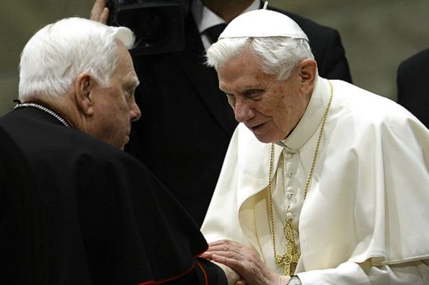 Cardenal Law y el Papa Benedicto XVI