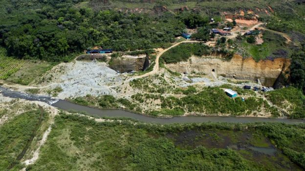 Una explotación minera sobre el río Cauca.