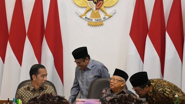 Presiden Joko Widodo (kiri) bersama Wakil Presiden Maruf Amin berbincang dengan Menteri Agama Fachrul Razi