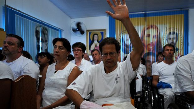 Pacientes que visitan la Casa San Ignacio de Loyola en Abadiania, Brasil
