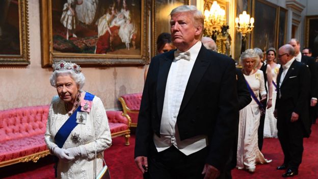 Trump Set to Personally Offend the Queen on 6/3/19 _107220963_queentrumparrivepa