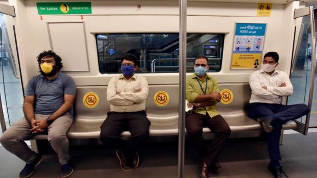 Personas en el metro con mascarilla
