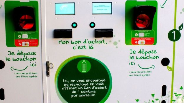 Reciclador automÃ¡tico de botellas de plÃ¡stico en un supermercado que te da un cupÃ³n de 1 centavo de euro por cada botella que recicles.
