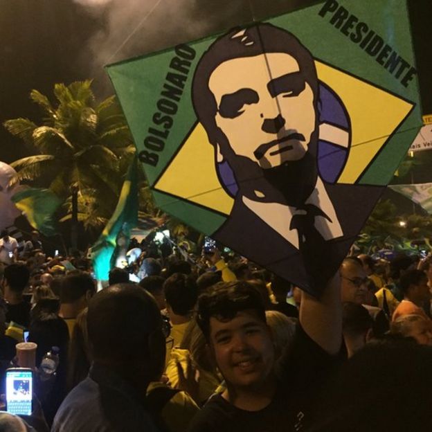 Manifestante comemora vitória de Bolsonaro no Rio de Janeiro