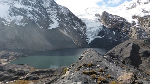 Lago glaciar cerca de las localidades de Pelechuco y Agua Blanca, en la región de Apolobamba en el norte de Bolivia