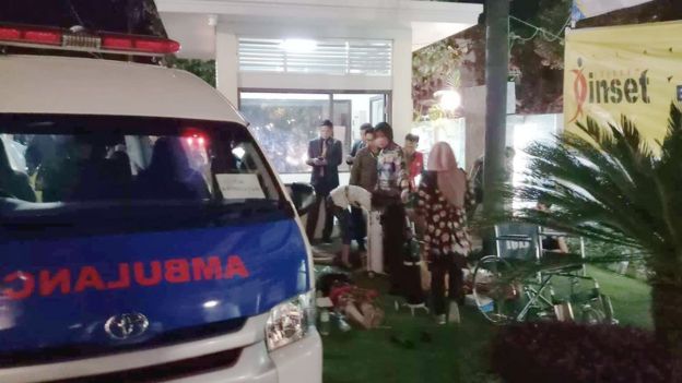 Una ambulancia frente al hotel Golden Palace en al isla de Lombok