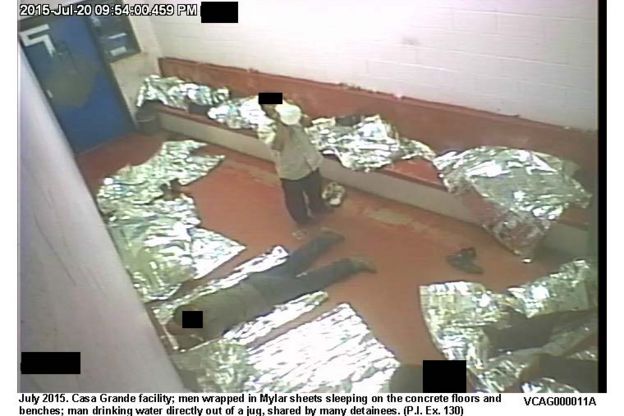 A los detenidos se les provee de mantas isotérmicas en las celdas, que no están acondicionadas con camas y cuentan con sanitarios comunes.