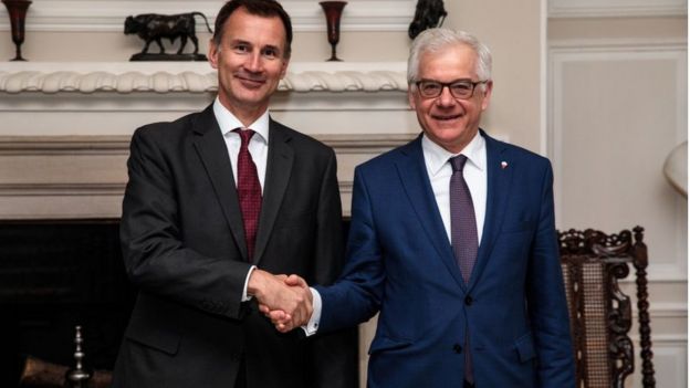 Ngoại trưởng Anh Jeremy Hunt (trái) bắt tay Ngoại trưởng Ba Lan Jacek Czaputowicz tại Chevening House
