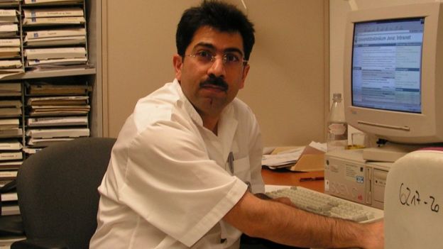 Mirza Dinnayi em consultório