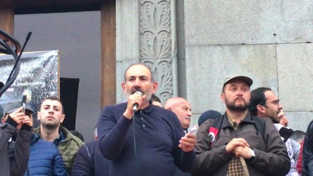 Serj Sarkisyanın hakimiyyətdə qalmasına qarşı etiraz - nümayişçilər yolları bağlayır Serj Sarkisyanın hakimiyyətdə qalmasına qarşı etiraz - nümayişçilər yolları bağlayır