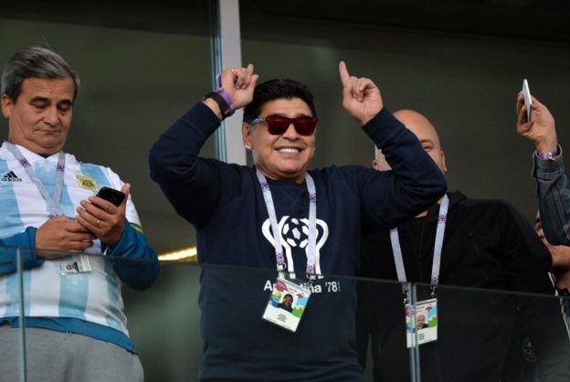 Alguien que no se podía perder el debut de su país, Diego Armando Maradona.