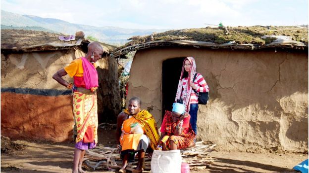 Khách du lịch Việt tới thăm làng truyền thống của người Maasai ở Kenya