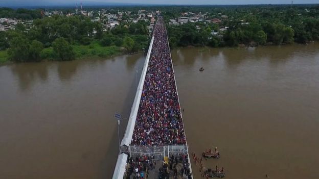 Ponte lotada de imigrantes na fronteira entre México e Guatemala