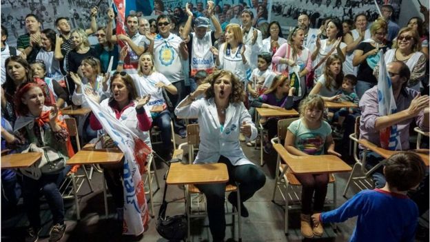 Maestros protestando en Argentina