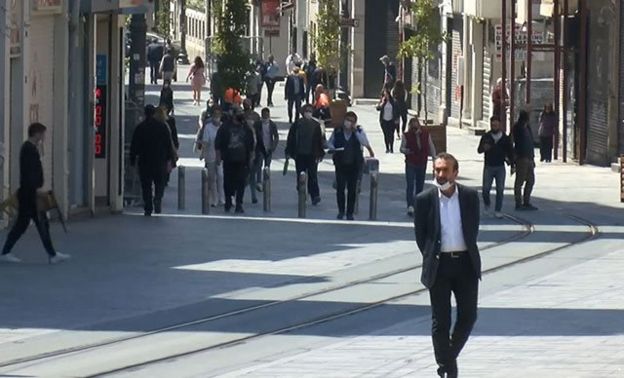 İstanbul'da İstiklal Caddesi'nde yürüyenler