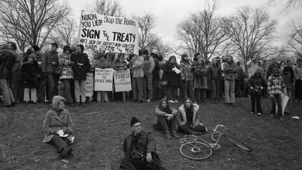 Người biểu tình tập trung gần Đài tưởng niệm Lincoln ở Washington D.C. để phản đối Chiến tranh Việt Nam. Hình chụp tháng 1/1973.