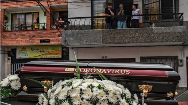 Entierro simbólico del coronavirus en Colombia