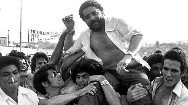 Lula é carregado por sindicalistas durante assembléia em São Bernardo do Campo, em 1979