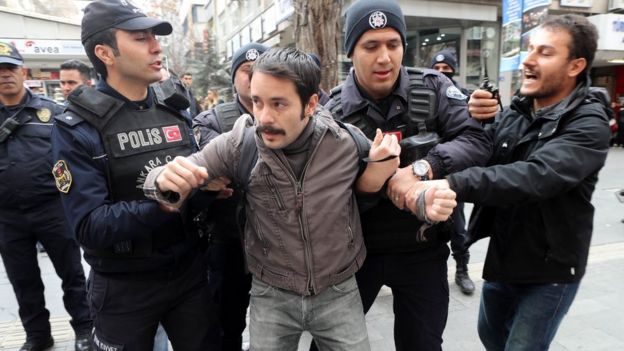 Decenas de miles de turcos han sido arrestados desde el fallido golpe de estado contra Erdogan en julio del año pasado.