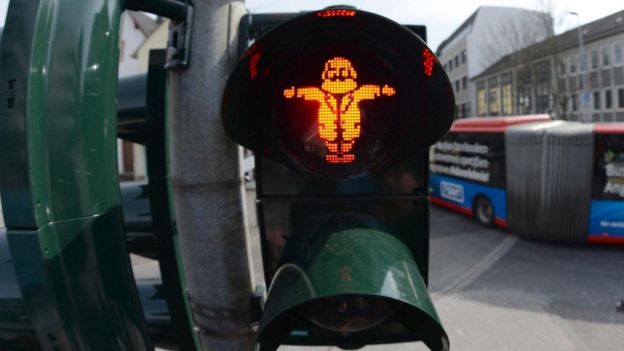 إشارات المرور الضوئية في مركز مدينة ترير تُظهر رسومات لكارل ماركس