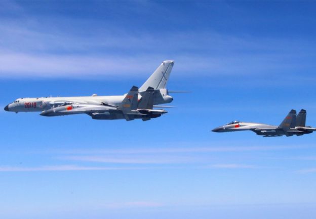 中国空军公布包括携带巡航导弹的轰炸机等多机种编队进行绕台飞行,2018年4月26日资料照片)。