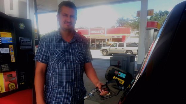 Un hombre repostando en una gasolinera huyendo de Irma