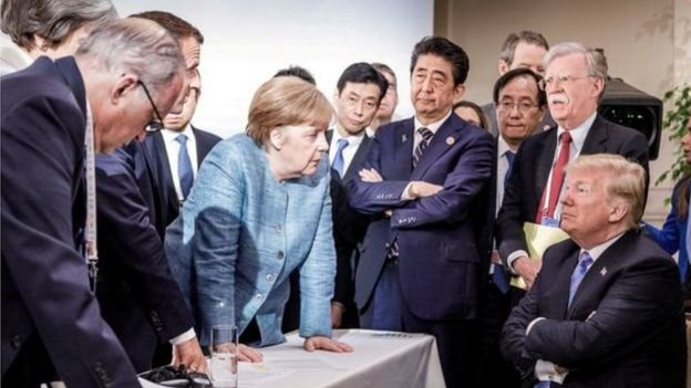 Bà Merkel (giữa) dẫn đầu nỗ lực đàm phán với ông Trump về thương mại tại Thượng đỉnh G7 ở Canada hồi tháng trước