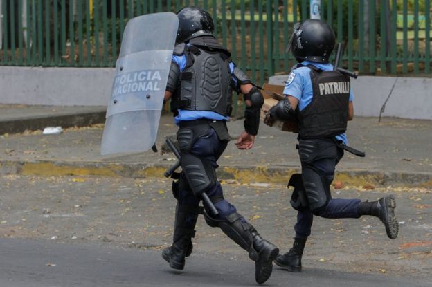 Policías corriendo en la calle